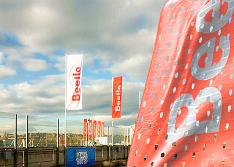Bandera mástil microperforada con brazo