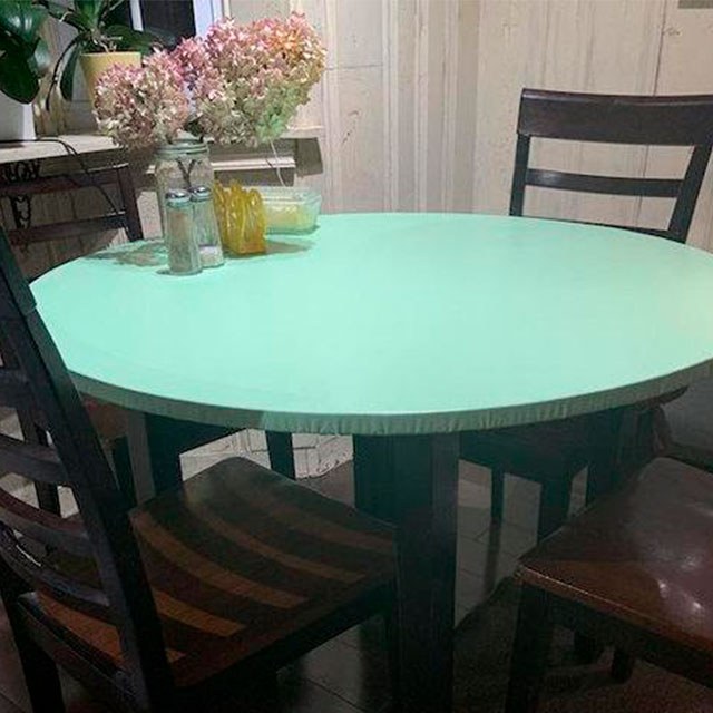 Vinilo redondo para mesas con impresión de alta calidad, fácil de colocar y con resultado impecable