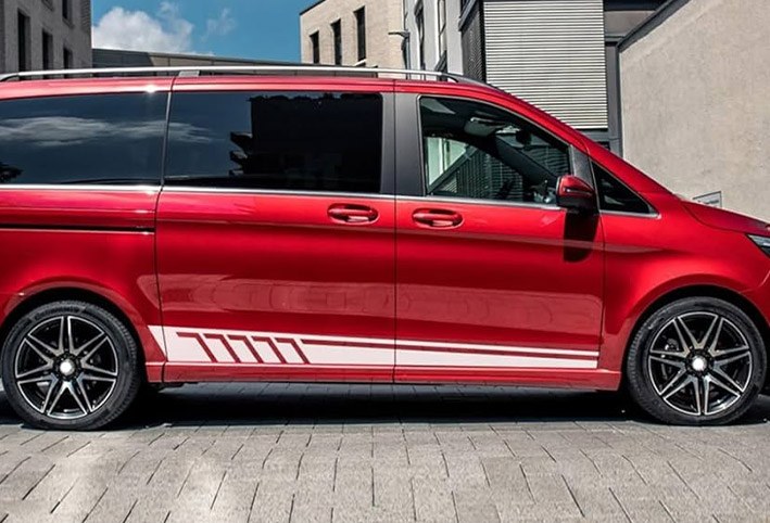 Detalle-de-vinilo-lateral-para-coche-aplicado-en-la-carrocería-diseño-duradero-y-fácil-instalación