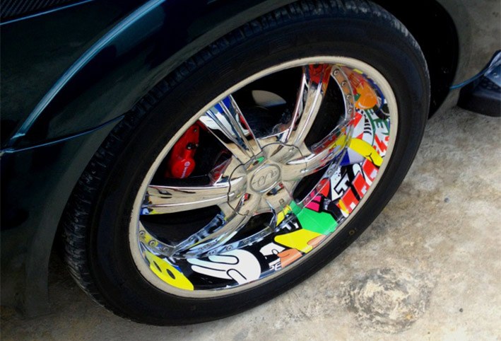 Detalle-de-vinilo-para-llantas-de-coche-con-diseño-duradero-resistente-al-agua-y-al-calor