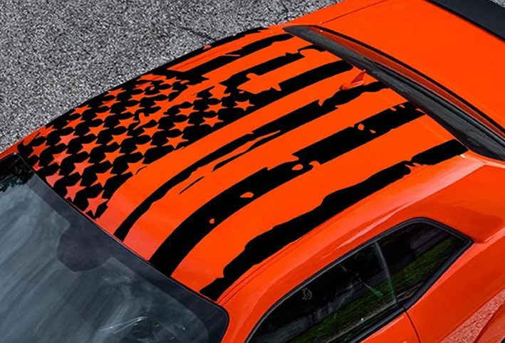 Detalle-de-vinilo-para-techo-de-coche-con-acabado-profesional-resistente-al-sol-y-la-lluvia