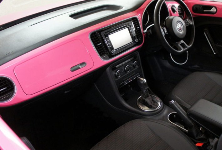 Detalle-de-vinilo-para-salpicadero-de-coche-con-acabado-profesional-resistente-y-duradero