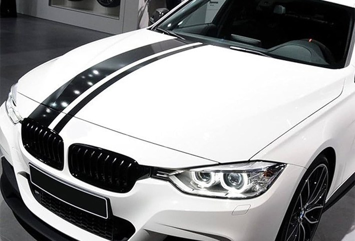 vinilo-para-capó-de-coche-personalizado-adhesivo-resistente-y-acabado-profesional