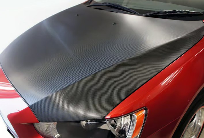 Vinilo-decorativo-para-capó-de-coche-estilo-deportivo