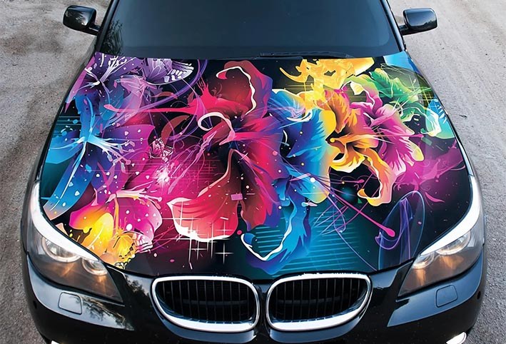 Detalle-de-vinilo-para-capó-de-coche-aplicado-en-la-carrocería-duradero-y-fácil-de-instalar