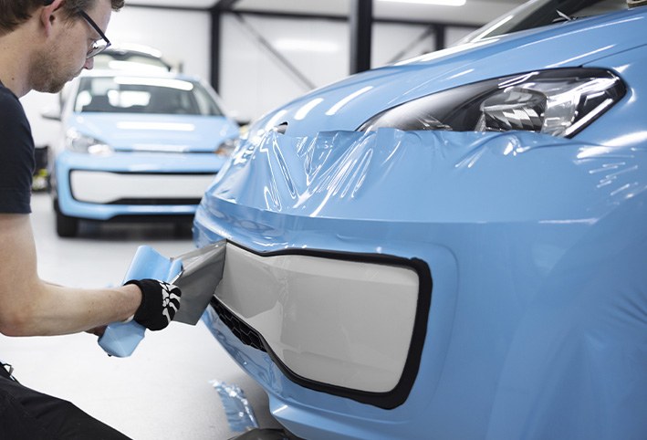 Detalle de vinilo coche 3D aplicado acabado profesional  resistente al sol y a lluvia