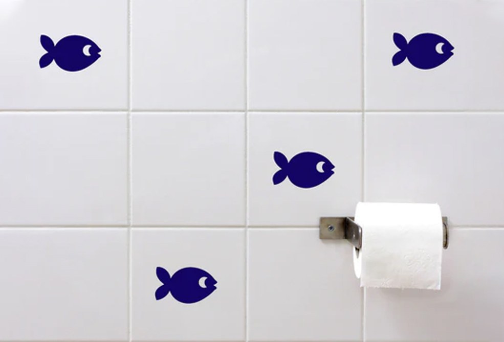 Detalle-de-vinilo-adhesivo-aplicado-sobre-azulejos-de-baño-acabado-moderno-y-duradero