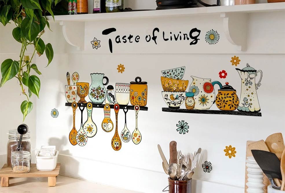 Detalle-de-vinilos-autoadhesivos-aplicados-en-pared-de-cocina,-acabado-moderno-y-duradero