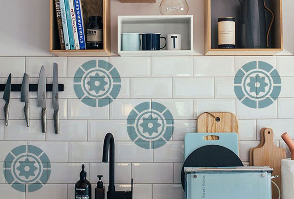 Detalle-de-vinilos-adhesivos-aplicados-en-azulejos-de-cocina-acabado-moderno-y-duradero
