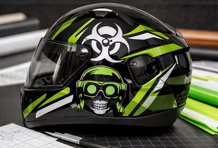 Vinilo-adhesivo-para-casco-de-moto-impresión-y-corte-a-medida