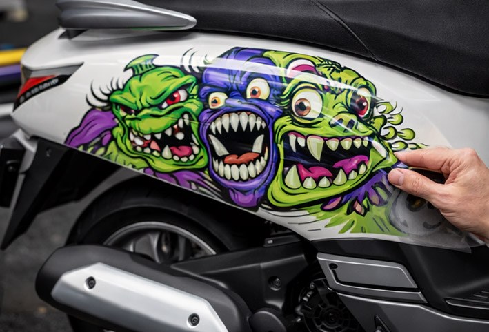 Vinilo-adhesivo-para-moto-scooter-con-impresión-y-corte-a-medida