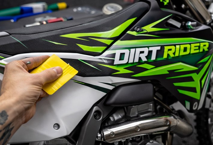 Vinilos-de-alta-calidad-para-motos-enduro,-ideales-para-personalización-de-carenados-y-laterales
