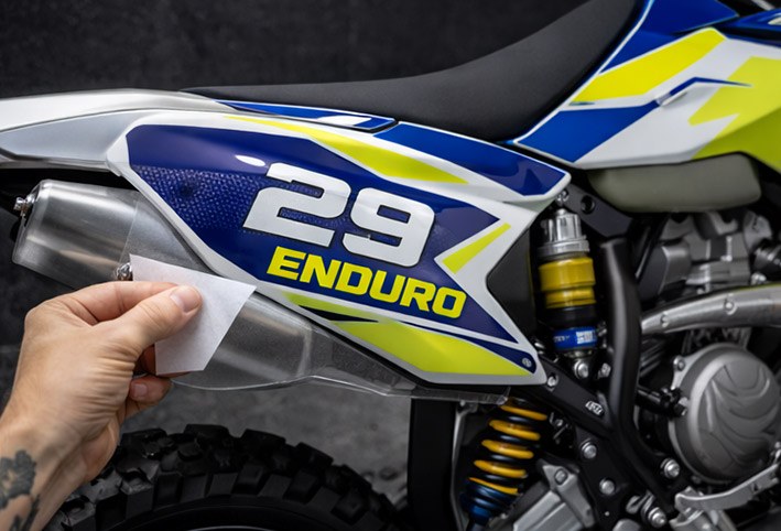Vinilos-adhesivos-para-moto-enduro-con-impresión-y-corte-a-medida
