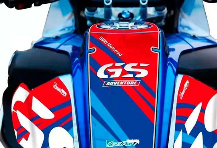 Vinilo-adhesivo-para-moto-BMW-con-impresión-y-corte-a-medida