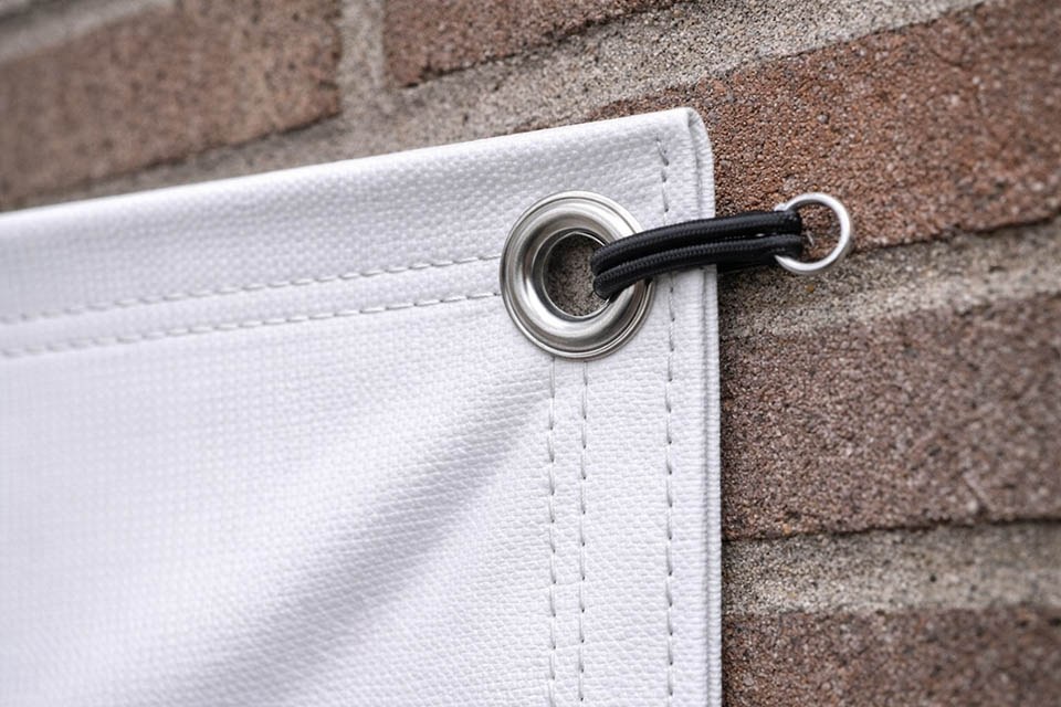 detalle de lona para fachada con ollados y refuerzo perimetral