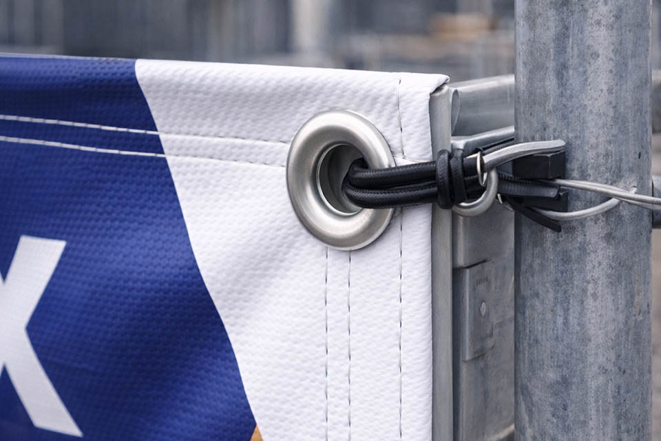 detalle de lona para camión con ollados y refuerzo perimetral