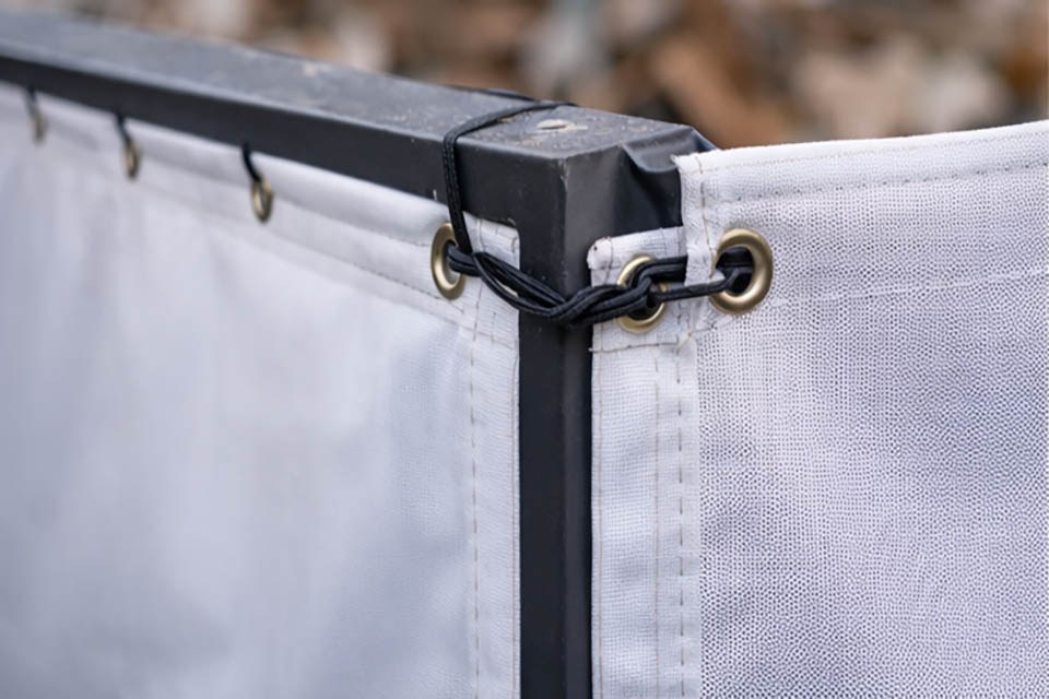 detalle de lona para contenedor de obra con refuerzo perimetral y ollados