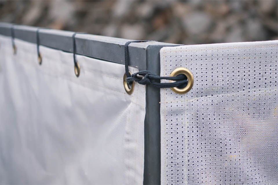 detalle de lona para feria con ollados y refuerzo
