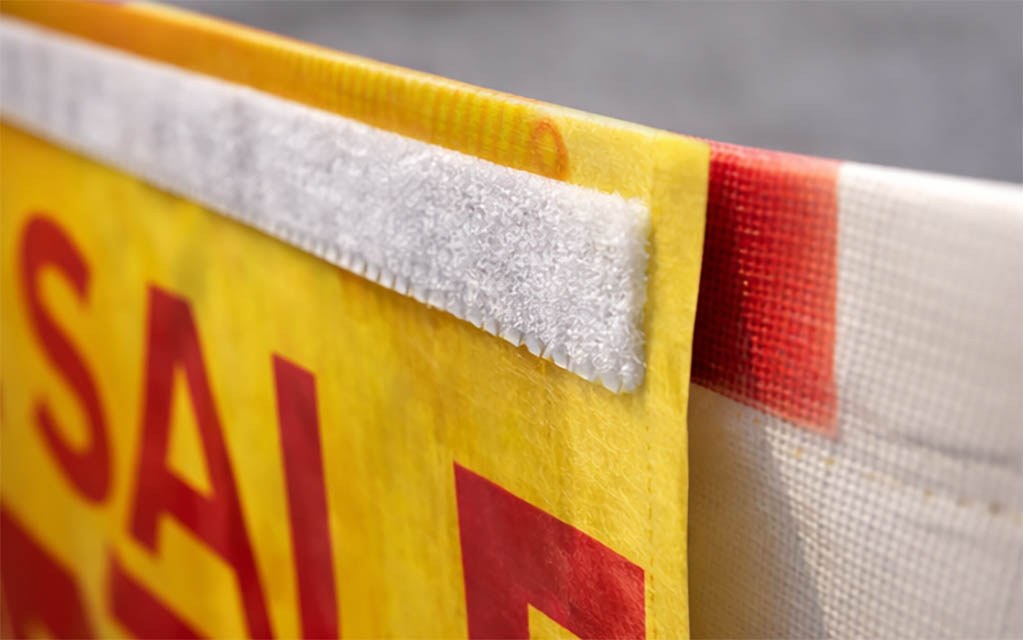 detalle de velcro adhesivo aplicado sobre lona pvc