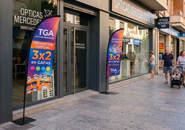 Expositor para exteriores personalizado instalado en la entrada de un comercio